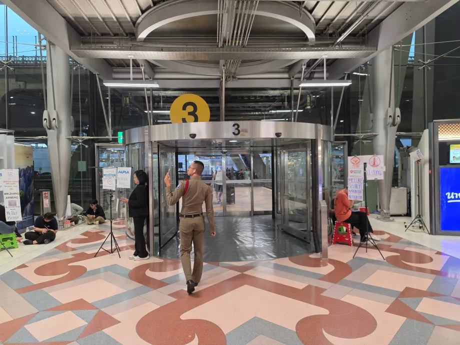 Gå ut til shuttlebussen ved BKK lufthavn