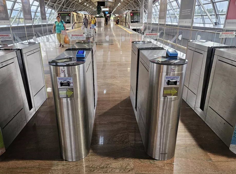 Turnstiles for tilgang til metroperrongene