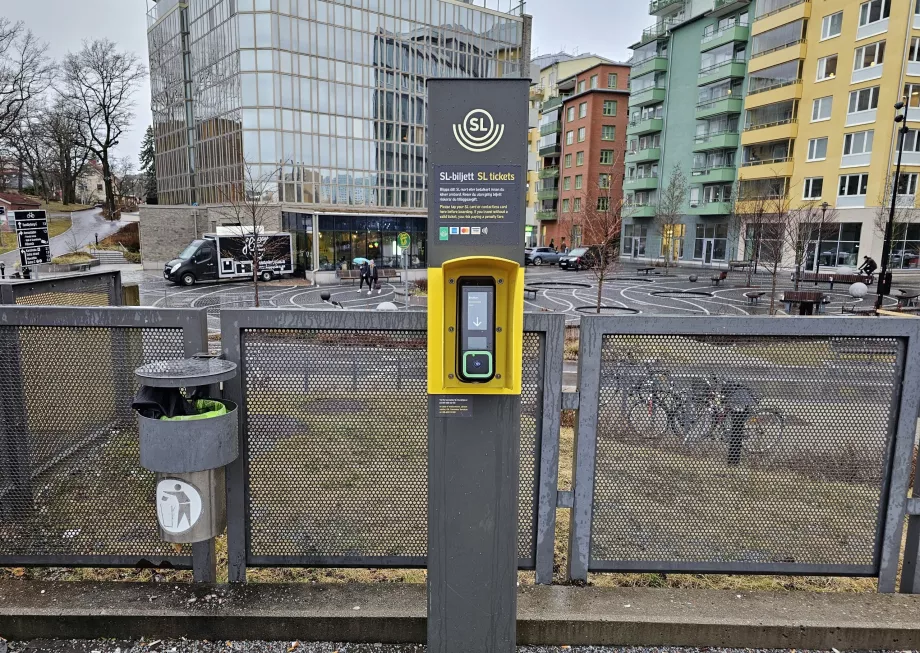 Leser på trikkeholdeplassen