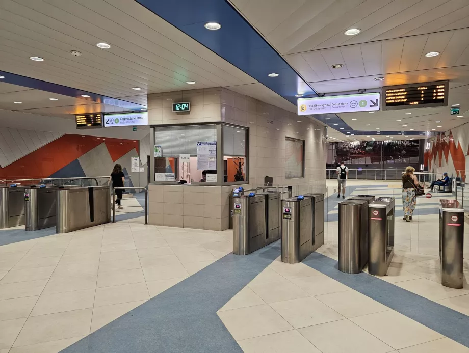 Turnstiles og billettkontor for kjøp av Sofia City Card, metro