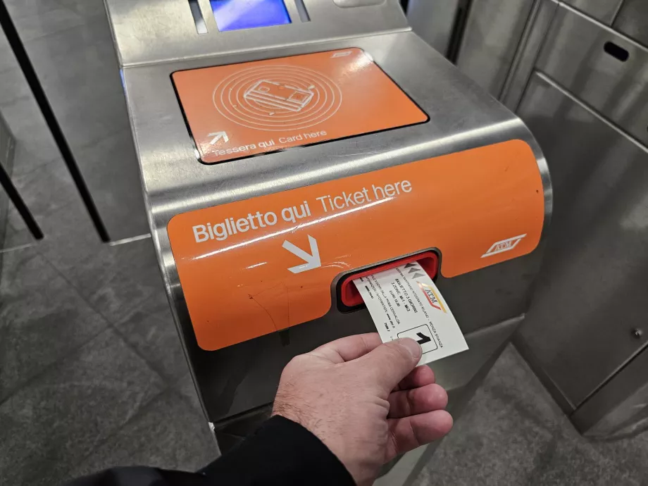 Sette inn en billett i turnstilen