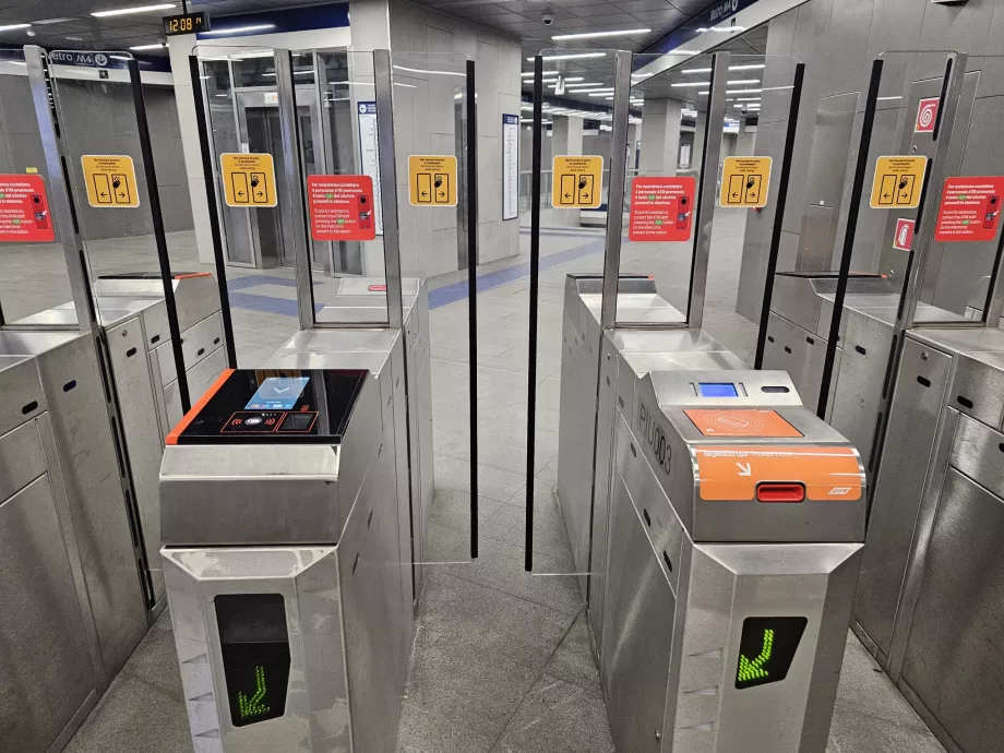 Til venstre for kontaktløs kortbetaling, til høyre for papirbilletter