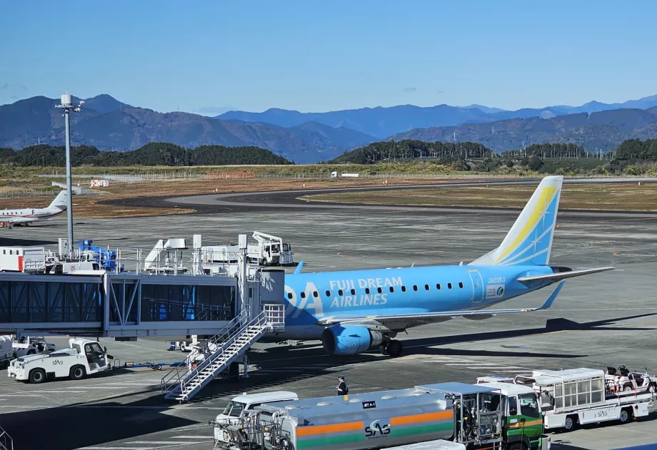 Blå fly fra Fuji Dream Airlines