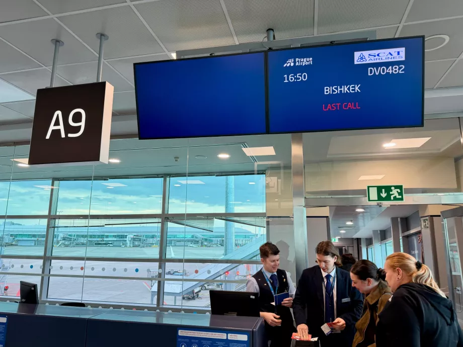 Ombordstigning på fly til Sanya via Bisjkek