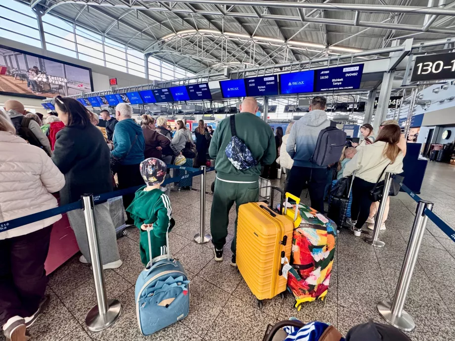 Innsjekking for PRG-SYX-flyreisen med SCAT