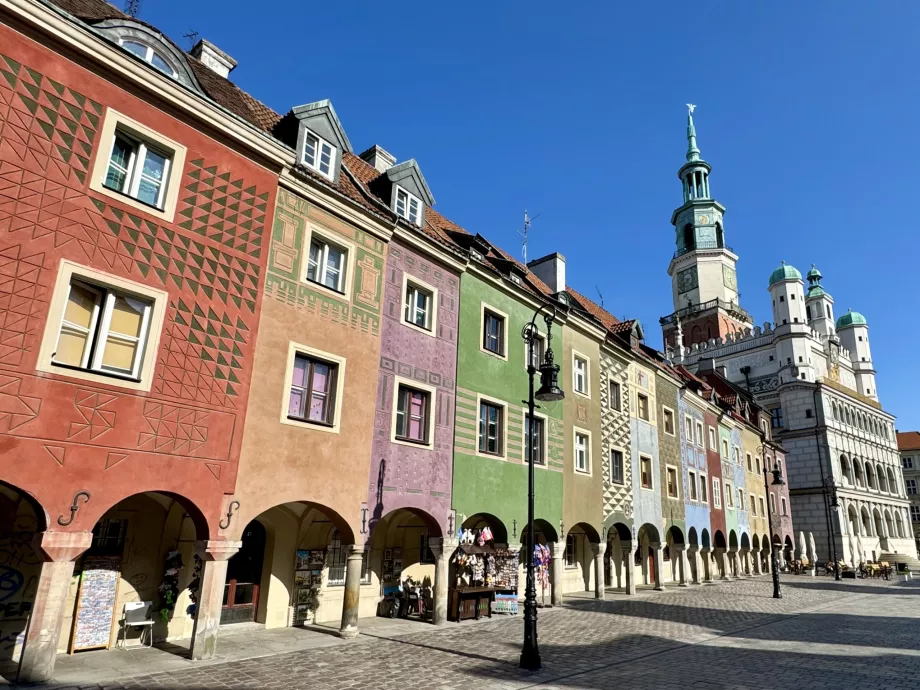 Fargerike hus og rådhuset på Stary Rynek i Poznan