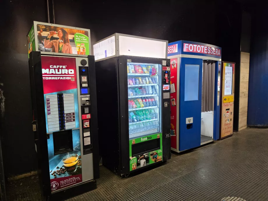 Snackautomater og bilder på metrostasjoner