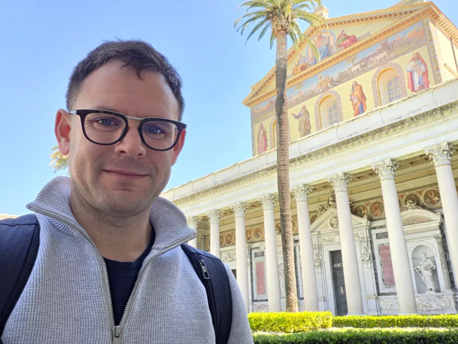 Jeg ved Paulusbasilikaen utenfor murene
