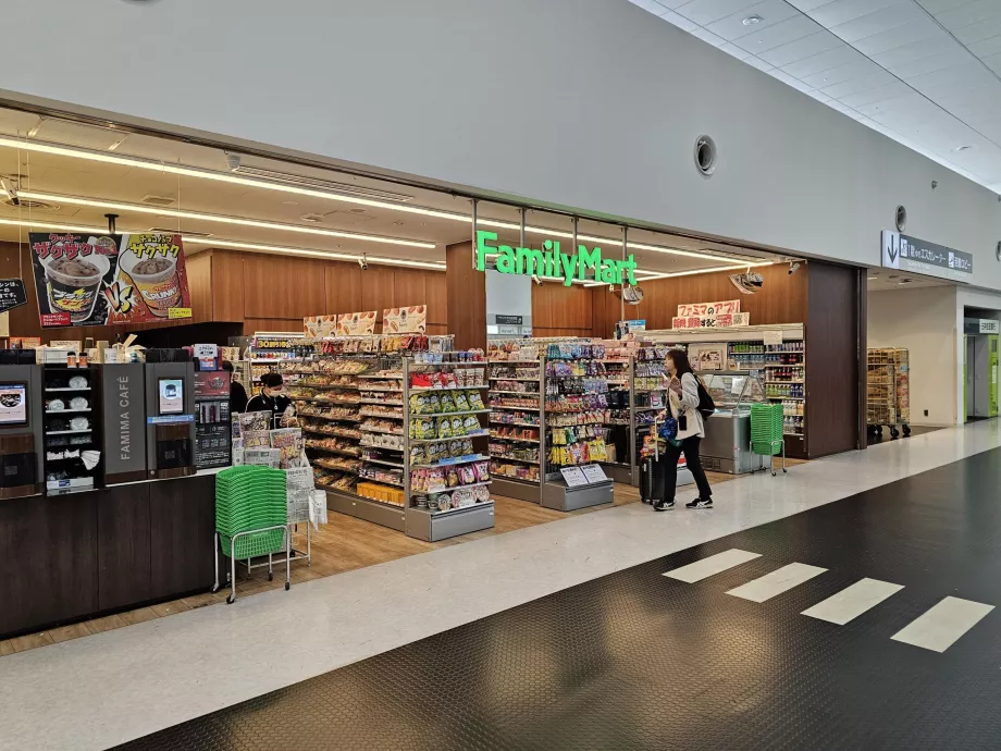 FamilyMart, Terminal 1, offentlig område