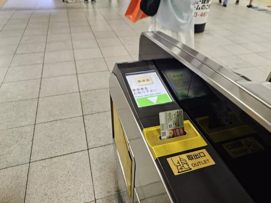 Returnerer en billett fra turnstilen