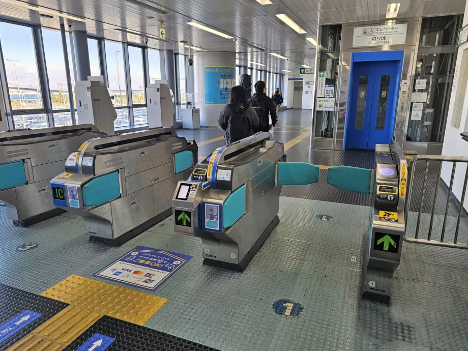 Vendebommer ved inngangen til plattformen