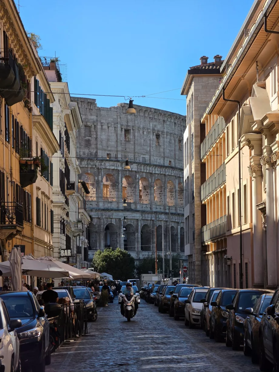 Utsikt over Colosseum fra en sidegate