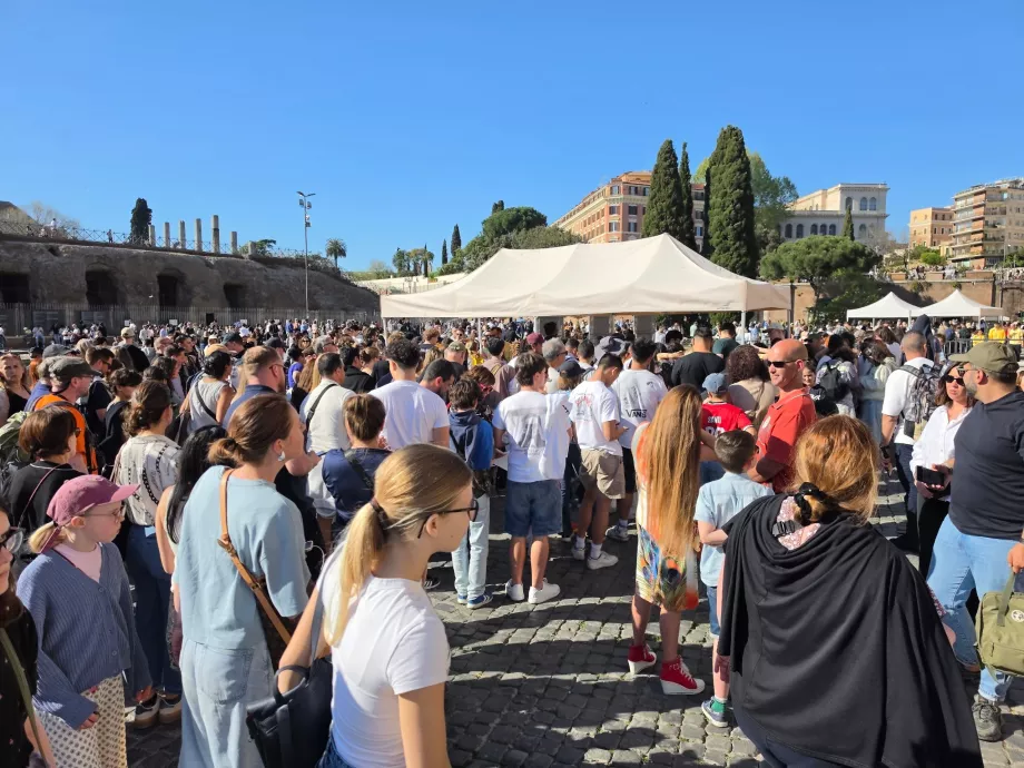 Folkemengden venter på å komme inn i Colosseum