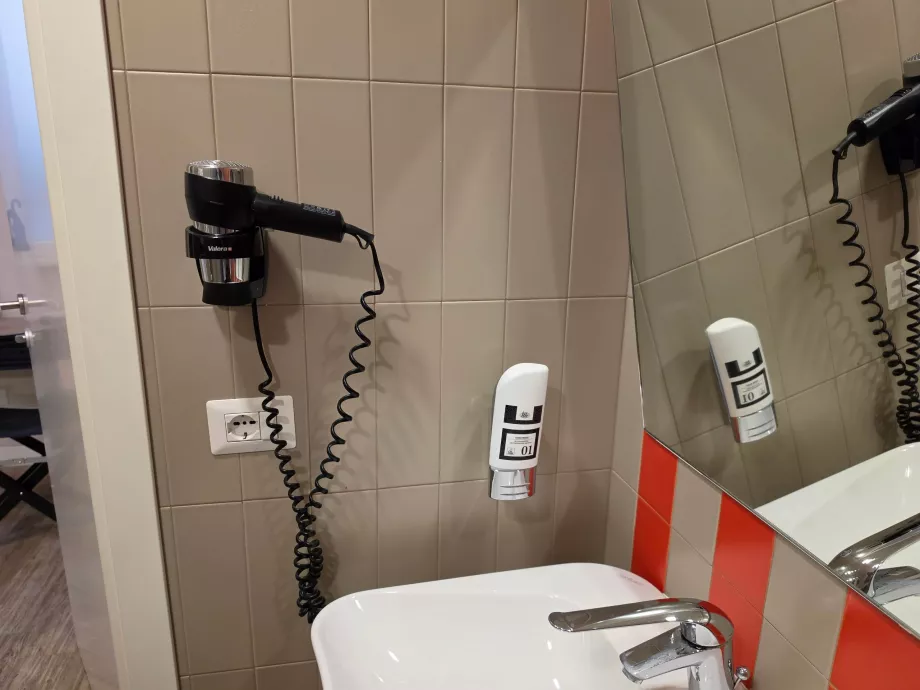 Hårføner på badet