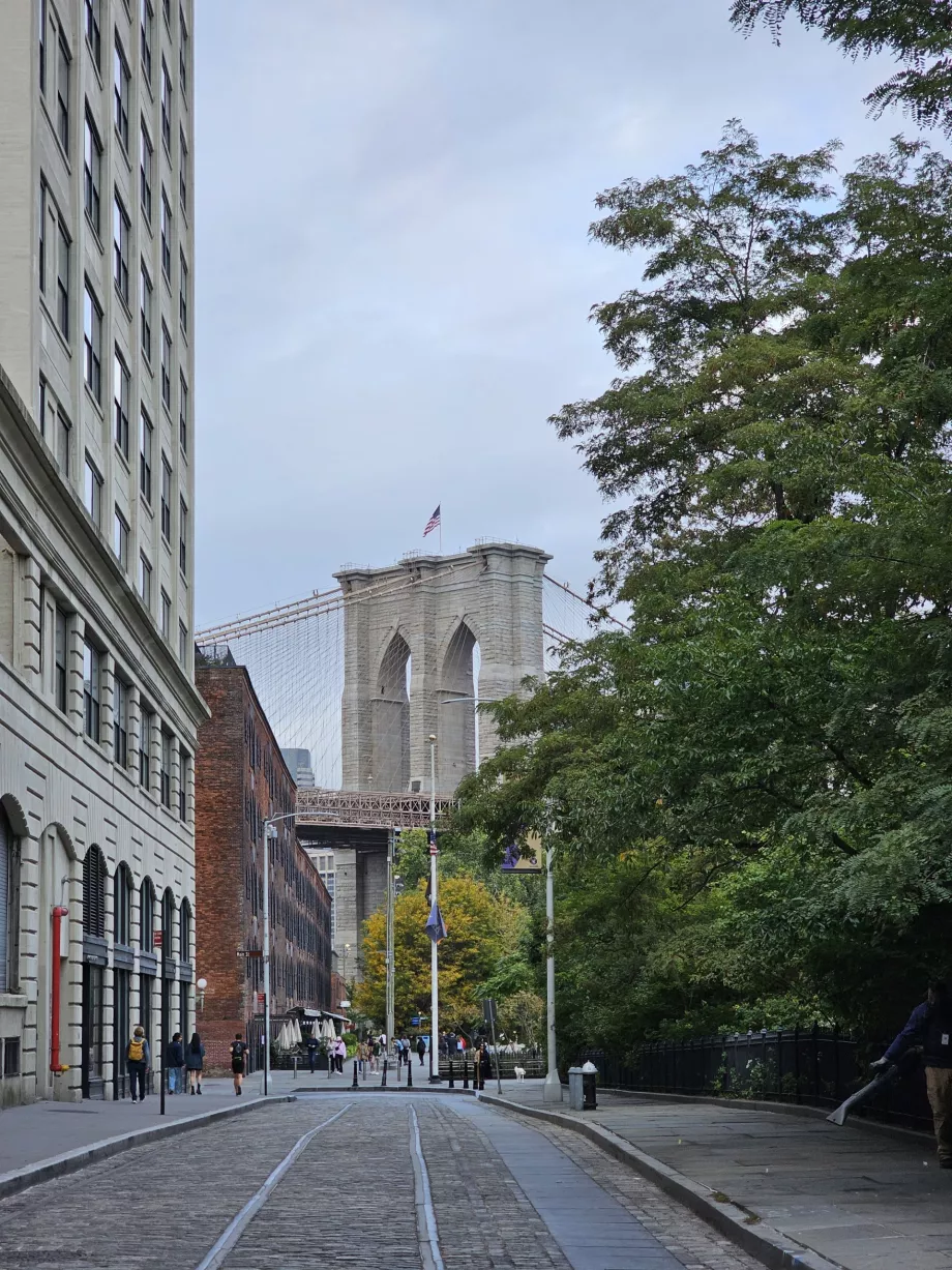 Utsikt over Brooklyn Bridge fra Dumbo