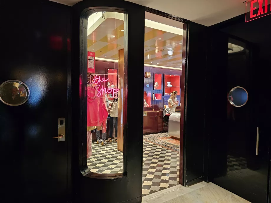 Butikk i første etasje på hotellet