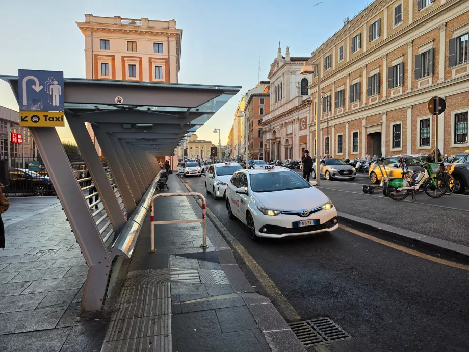 Drosjeholdeplass foran Roma Termini stasjon