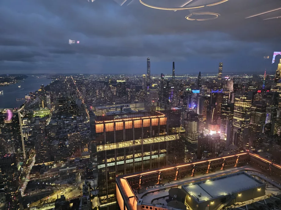 Utsikt fra den indre delen av utsiktspunktet "The Edge"