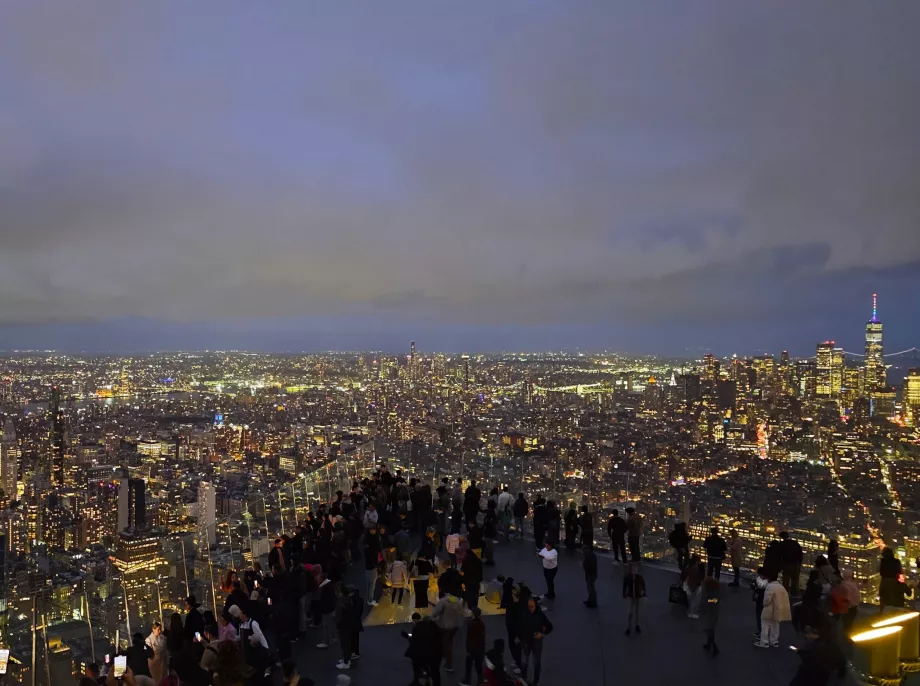 Utkikkspunktet "The Edge" om natten