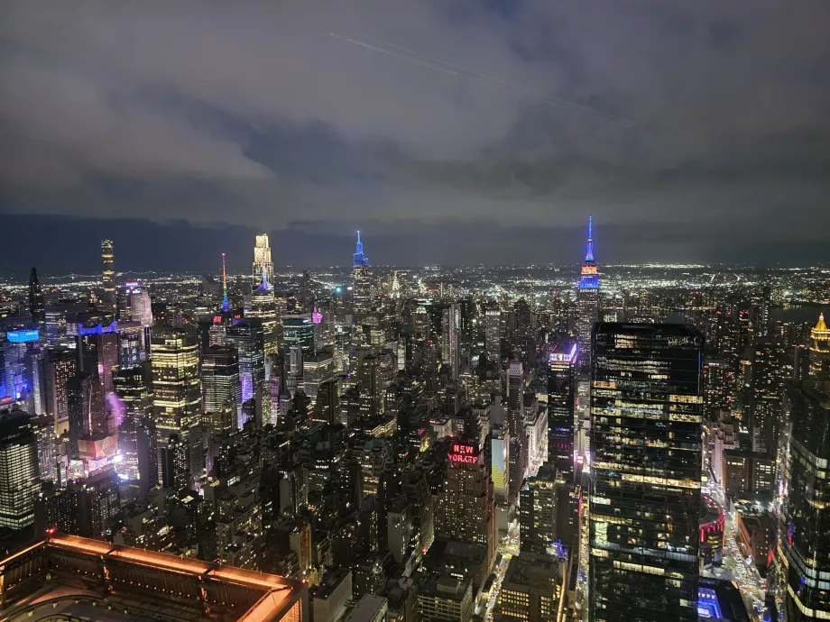 Utkikkspunktet "The Edge" om natten