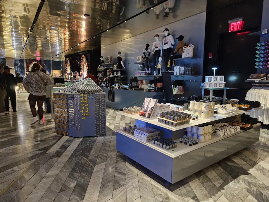 Gavebutikken ved utgangen av "The Edge"