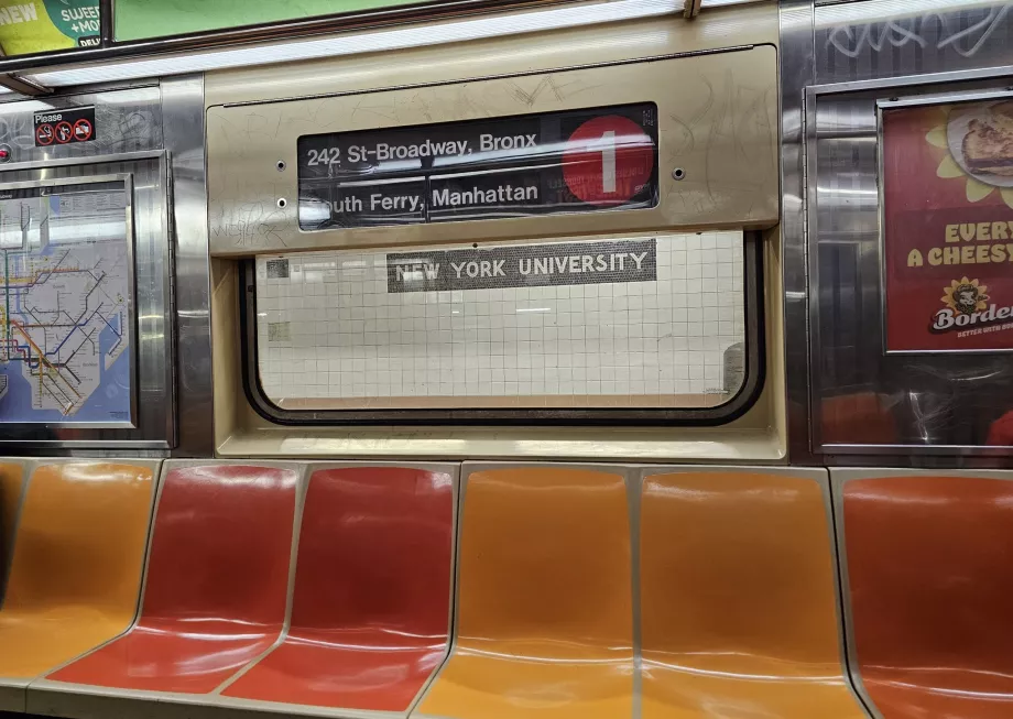 Interiør i en eldre T-banevogn