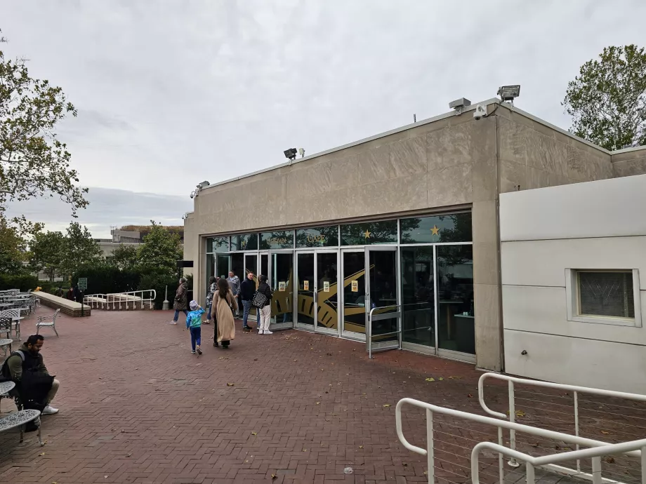 Kafeer ved museet og bryggen