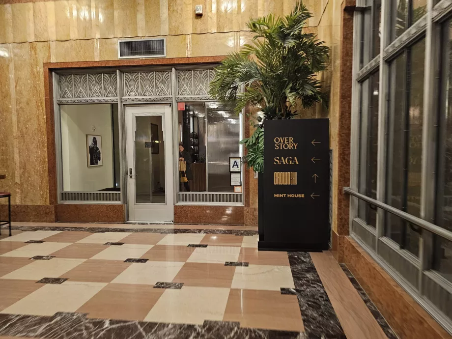 Inngangen til Overstory Bar