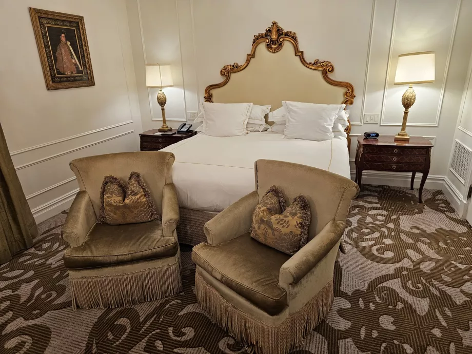 Rom - seng og lenestoler