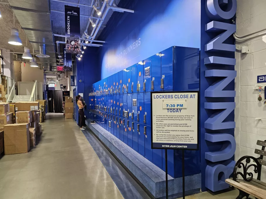 NYRR-senter, bagasjeoppbevaring for løpere