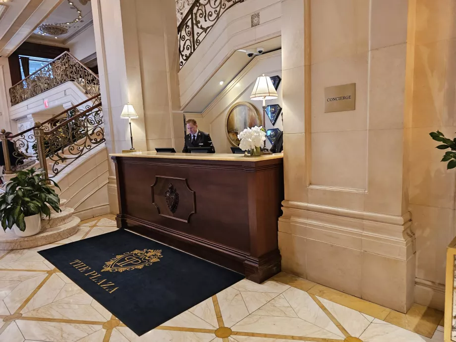 Concierge i første etasje i hotellets hovedlobby