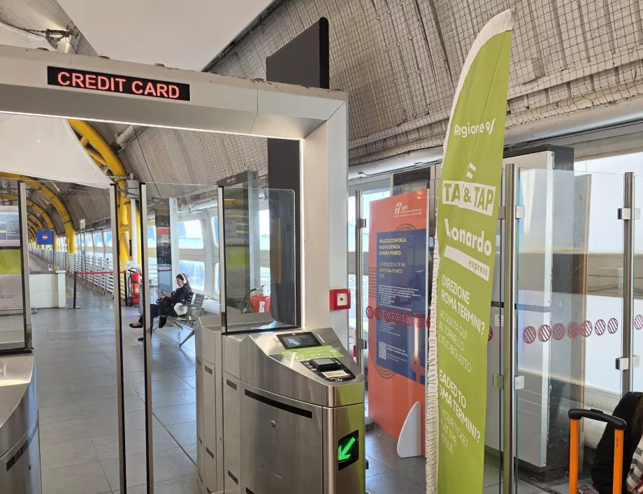 Kortbetaling ved inngangen til stasjonen