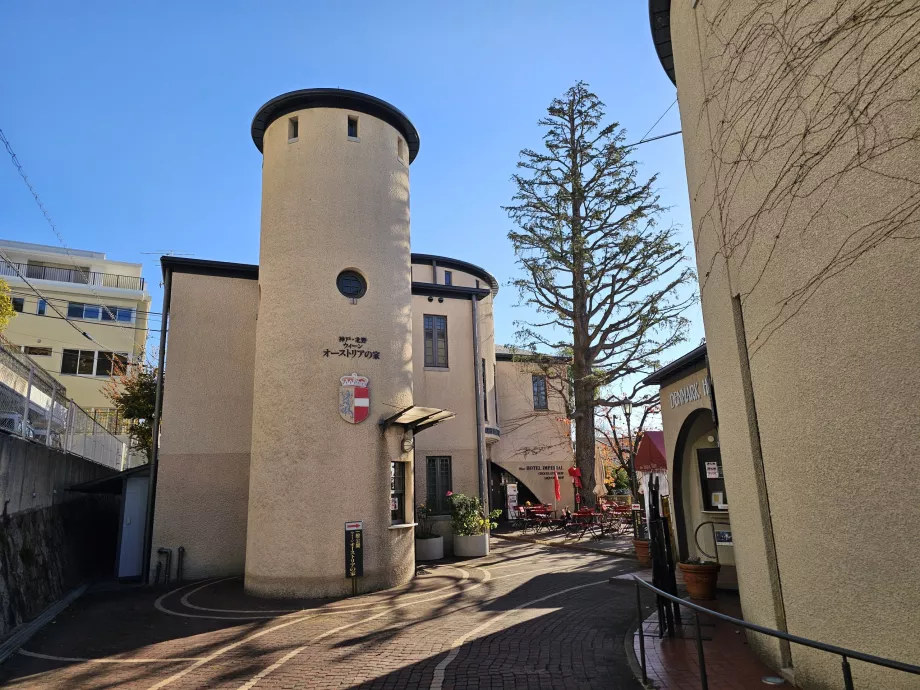 Kitano, Det danske hus