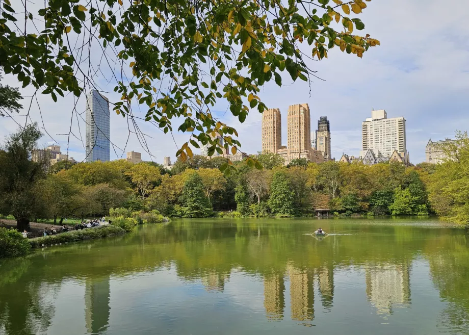 Innsjøen og Uptowns skyline