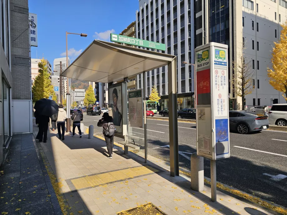 Bussholdeplass i Kobe by