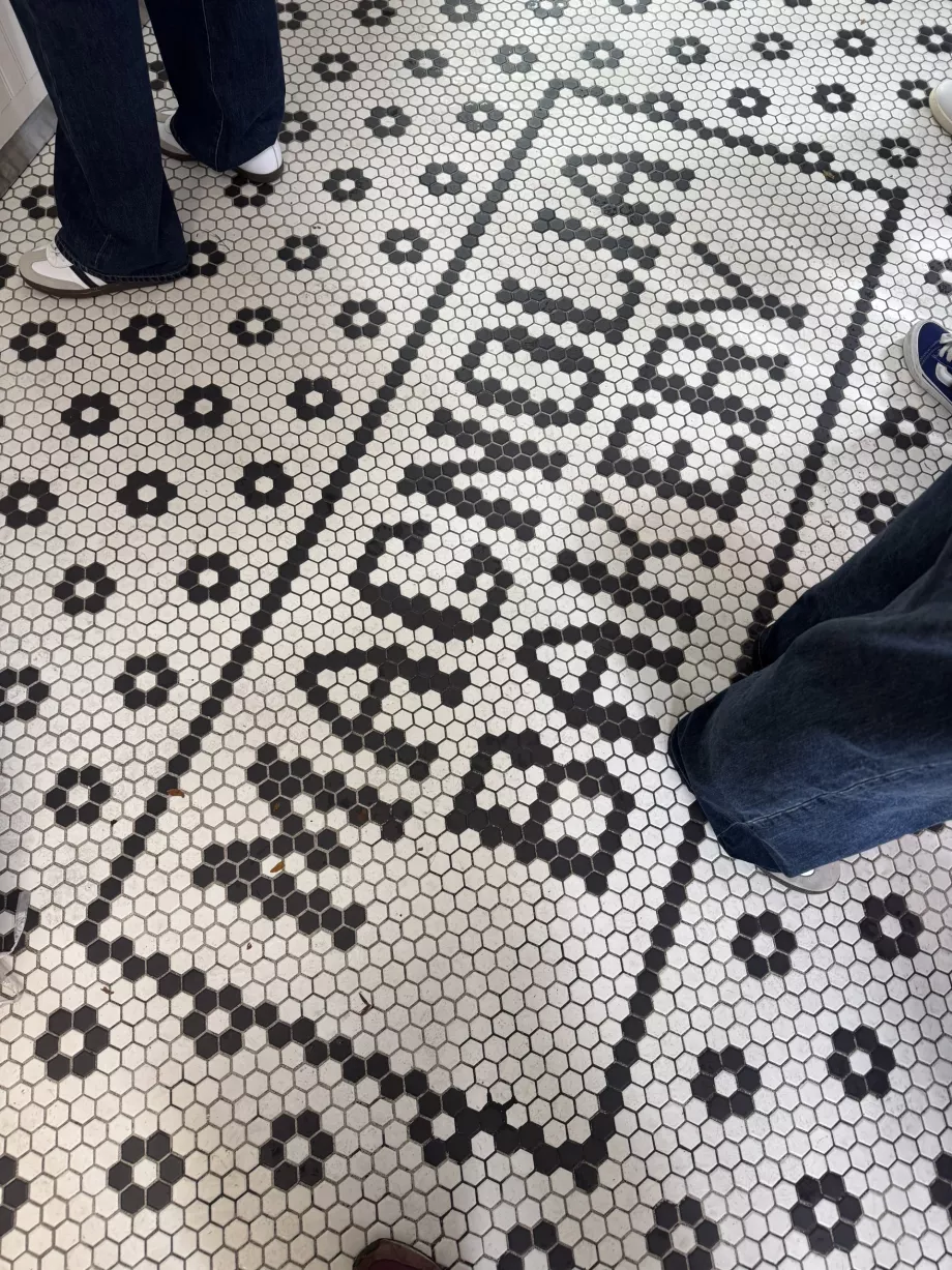 Magnolia Bakeri, skilt