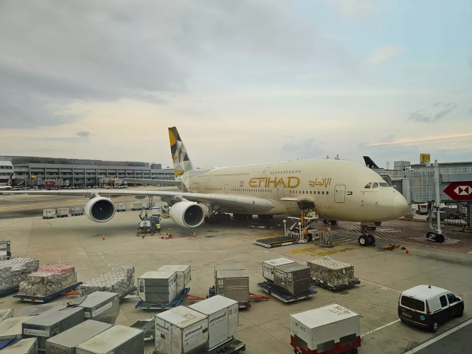 En Airbus A380 ved gaten på Singapore lufthavn