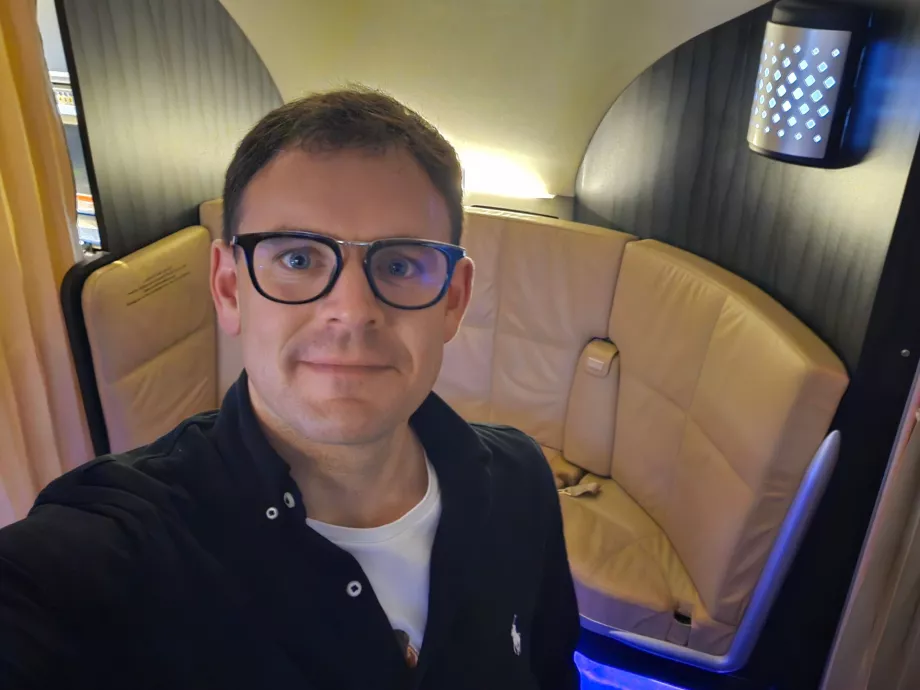 Meg i baren på flyet