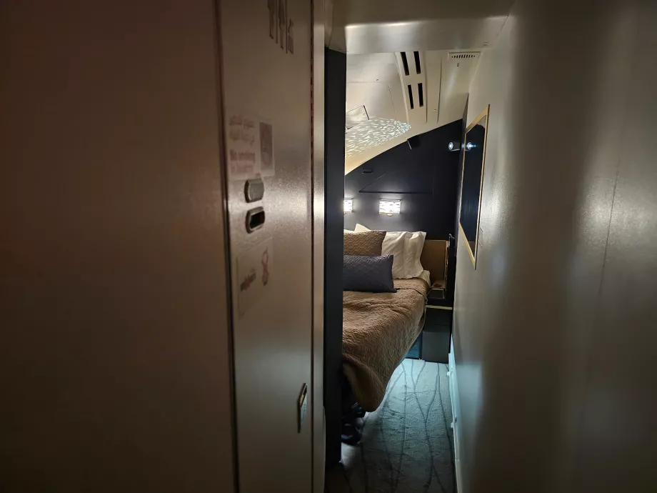 Utsikt fra sofaen inn i soverommet