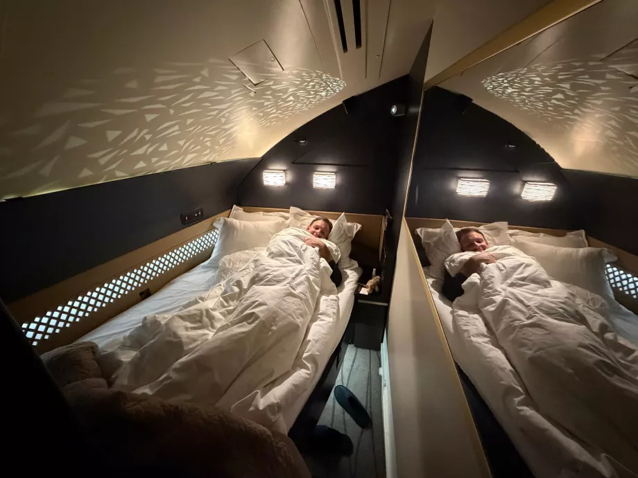 Meg i sengen under flyturen
