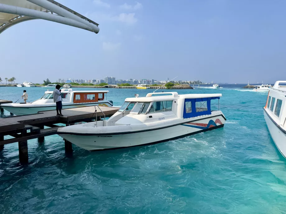 Med båt fra flyplassen til Malé