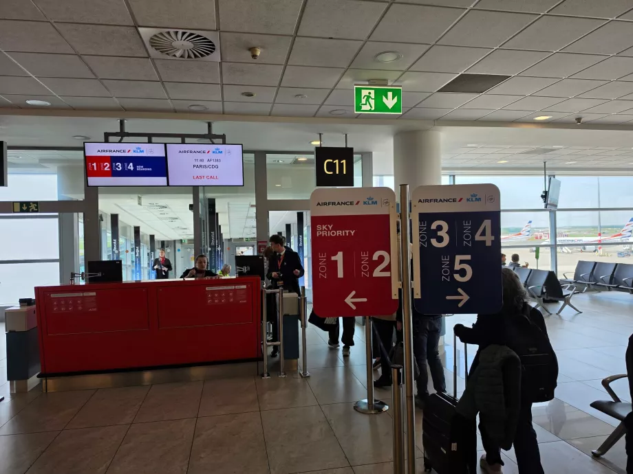 Ombordstigning på flyet skjer strengt i henhold til soner