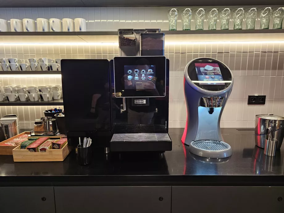 En kaffemaskin og brus fra post-mix-dispenseren