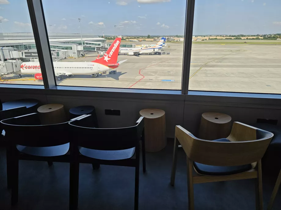 Utsikt over flyene fra loungen