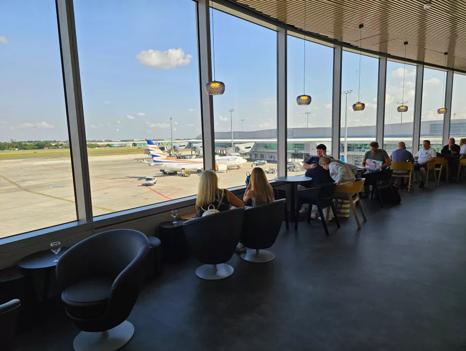 Utsikt fra loungen til flyplassens forplass