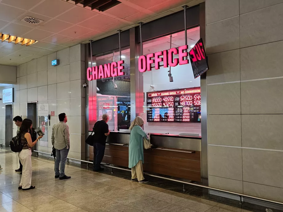 Valutaveksling ved bagasjebåndene