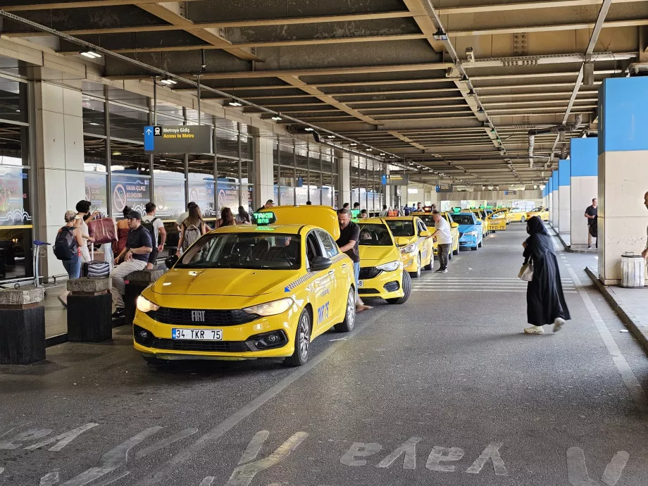 Taxi foran ankomsthallen