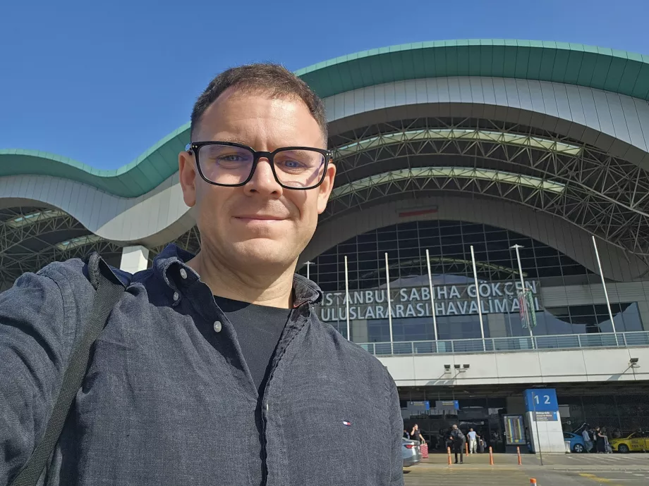 Jeg foran terminalen på Istanbul SAW lufthavn