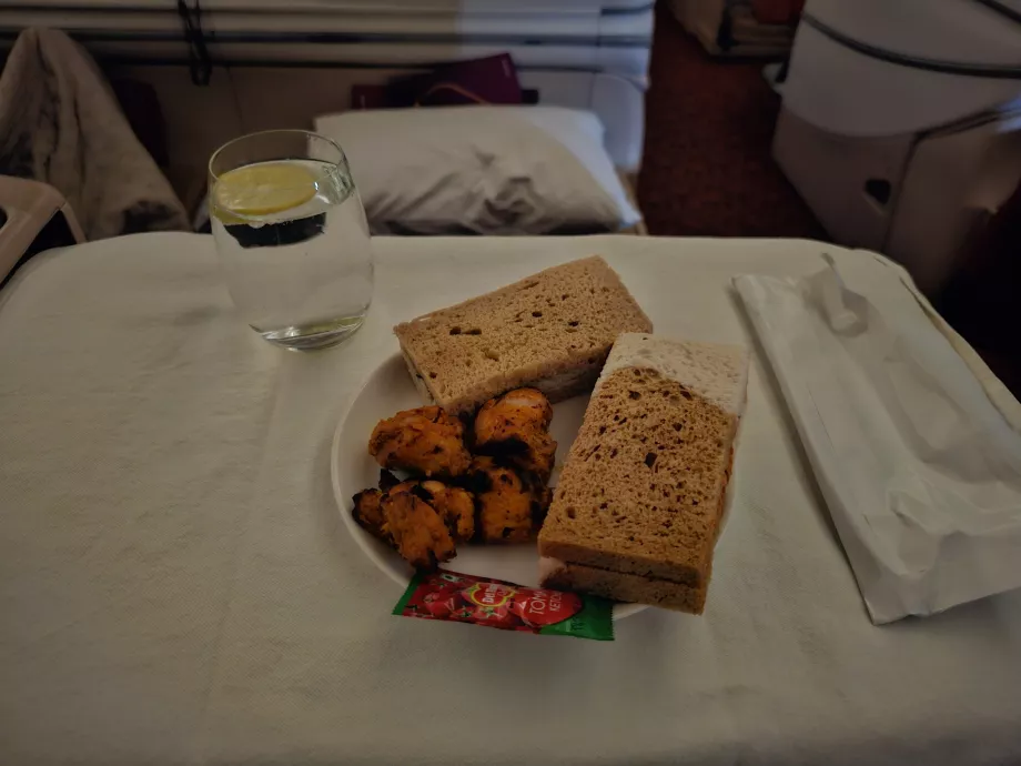 Et lite mellommåltid etter take-off på nattflyvninger