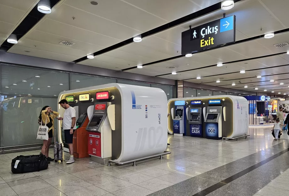 Minibanker i ankomsthallen